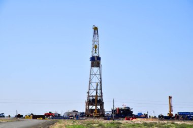 Kıyıdaki sondaj kulesi