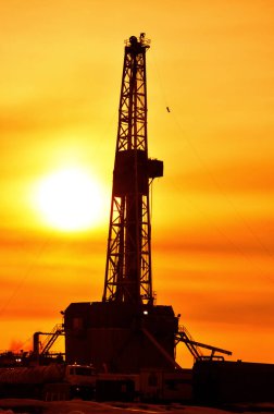 Gün batımında sondaj kulesi