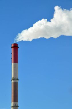 Fabrikanın dumanı tüten bacası