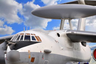 Havaalanındaki AWACS uçağı.