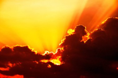 Okyanusun üzerinde güzel gün batımı gökyüzü