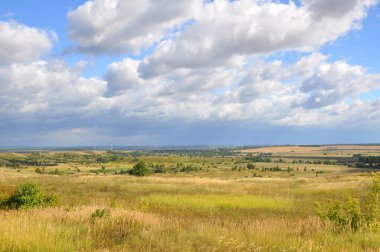 Yaz aylarında bulutlu gökyüzü
