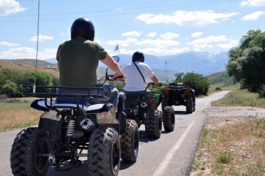 Yol boyunca giden ATV.
