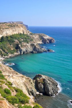 Adanın kayalık kıyısı