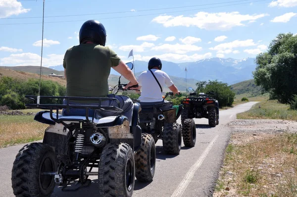 Yol boyunca giden ATV.