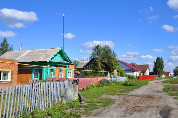 Kırsal yol boyunca vilage boyunca