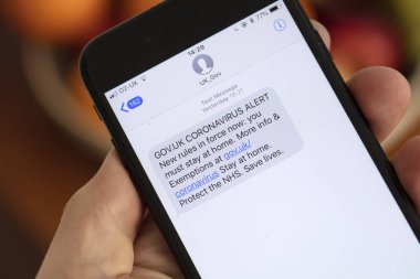 Nottingham, İngiltere, 25 Mart 2020, hükümet koronavirüsüyle telefonu kapatın.