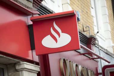 Ana caddedeki Santander Bankası tabelası - Scunthorpe, Hughnshire, Birleşik Krallık - 23 Ocak 2018