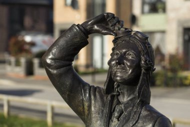 Hawthorne Avenue Konutları 'ndaki Amy Johnson Heykeli manzarası, Hull, Doğu Yorkshire - 24 Mart 2017