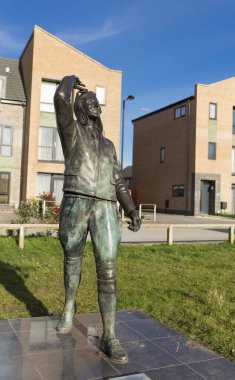 Hawthorne Avenue Konutları 'ndaki Amy Johnson Heykeli manzarası, Hull, Doğu Yorkshire - 24 Mart 2017