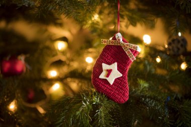 Geleneksel Advent Takvim Çorabı. Geleneksel bir Noel ağacına asılmış 1 Aralık tarihli..