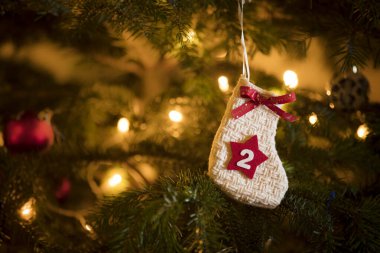 Geleneksel Advent Takvim Çorabı 2 Aralık tarihli geleneksel bir Noel ağacında asılı..