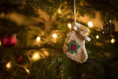 Geleneksel Advent Takvim Çorabı 9 Aralık tarihli geleneksel bir Noel ağacında asılı..