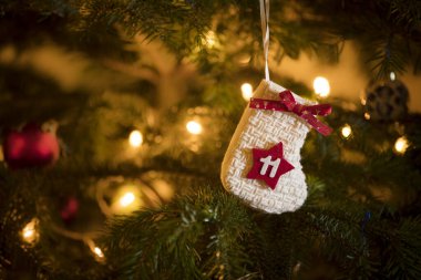 Geleneksel Advent Takvim Çorabı. Geleneksel bir Noel ağacına asılmış 11 Aralık tarihli..