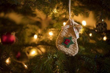 Geleneksel Advent Takvim Çorabı 12 Aralık tarihli geleneksel bir Noel ağacında asılı duruyor.