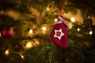 Geleneksel Advent Takvim Çorabı 13 Aralık tarihli geleneksel bir Noel ağacında asılı..