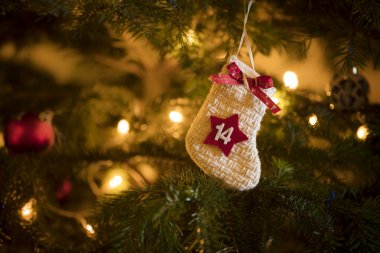 Geleneksel Advent Takvim Çorabı 14 Aralık tarihli geleneksel bir Noel ağacında asılı..