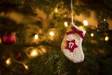Geleneksel Advent Takvim Stoklama Tarihi: 17 Aralık Geleneksel Noel ağacında asılı.