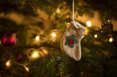 Geleneksel Advent Takvim Çorabı 18 Aralık tarihli geleneksel bir Noel ağacında asılı..