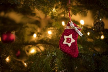 Geleneksel Advent Takvim Stoklama 19 Aralık tarihli geleneksel bir Noel ağacında asılı.