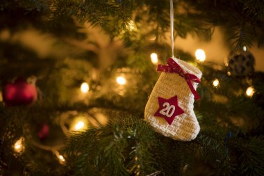 Geleneksel Advent Takvim Çorabı 20 Aralık tarihli geleneksel bir Noel ağacında asılı..