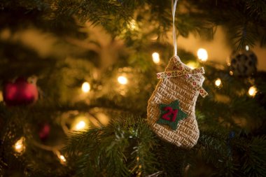 Geleneksel Advent Takvim Stoklama 21 Aralık tarihli geleneksel bir Noel ağacında asılı.