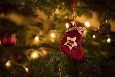 Geleneksel Advent Takvim Stoklama 22 Aralık tarihli geleneksel bir Noel ağacında asılı..