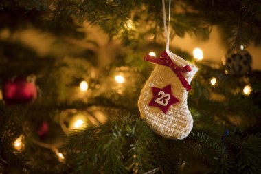 Geleneksel Advent Takvim Çorabı 23 Aralık tarihli geleneksel bir Noel ağacında asılı..