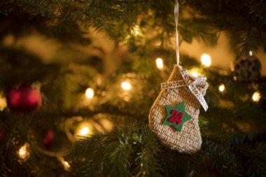 Geleneksel Advent takvimine göre 24 Aralık tarihiyle birlikte geleneksel bir Noel ağacına asılmış..