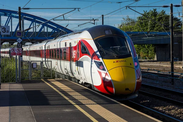 Peterborough, Cambirdgeshire, Birleşik Krallık, Temmuz 2019, Peterborough İstasyonunda bir Azuma LNER treni manzarası