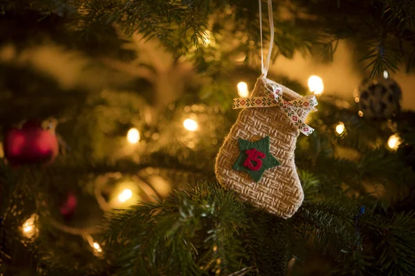 Geleneksel Advent Takvim Stoklama 15 Aralık tarihli geleneksel bir Noel ağacına asılı.