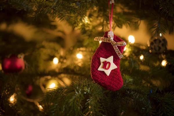 Geleneksel Advent Takvim Stoklama 10 Aralık tarihli geleneksel bir Noel ağacına asılı.