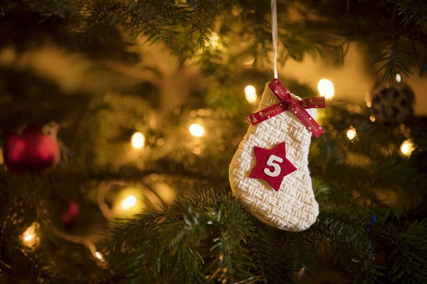12月5日这一天悬挂在一棵传统的圣诞树上的传统的降临历法 图库图片