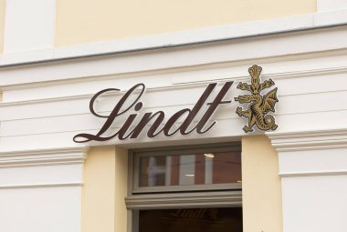 Potsdam, Berlin, Avrupa: 20 Ağustos 2018: Lindt Çikolata Dükkanı Tabelası