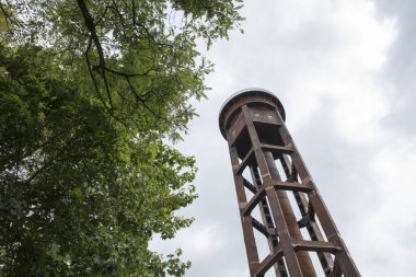 Doğa Parkı Schoneberger Sudgelande, Berlin, Almanya - 30 Ağustos 2017 - Sudgelande rezervinde kullanılmayan su kulesi