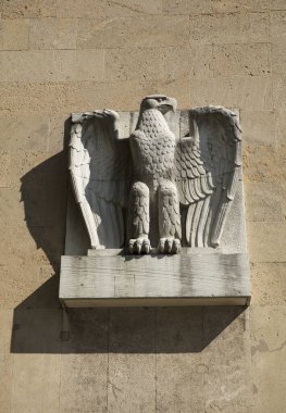 Tempelhof Airfield, Berlin, Almanya: 15 Ağustos 2018: Kartal oyması Eagle Square 'de eski havaalanı terminalinde sergilendi
