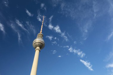 Berlin, Almanya - 17 Ağustos 2018: Alexanderplatz yakınlarındaki Fernsehturm TV Kulesi