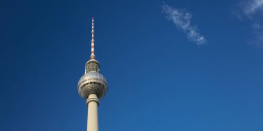 Berlin, Almanya - 17 Ağustos 2018: Alexanderplatz yakınlarındaki Fernsehturm TV Kulesi