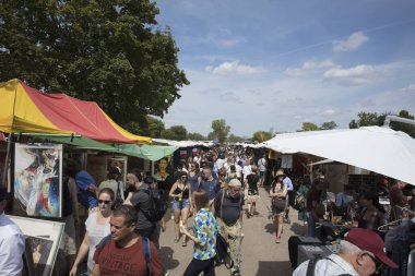 Berlin, Almanya; 20 Ağustos 2018; Mauerpark Bit Pazarı