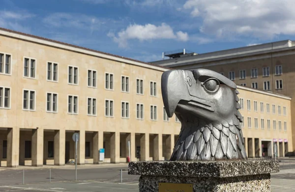 Tempelhof Airfield, Berlin, Almanya: 15 Ağustos 2018: Eagle Head Eagle Square 'de sergileniyor