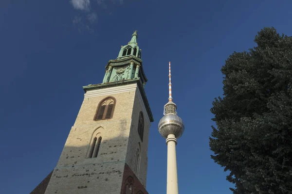 Berlino Germania Agosto 2018 Marienkirche Fernsehturm Tower Vicino Alexanderplatz — Foto Stock