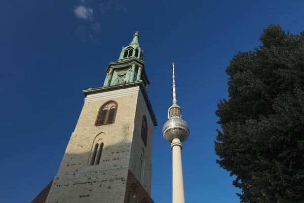 Berlijn Duitsland Augustus 2018 Marienkirche Fernsehturm Tower Bij Alexanderplatz — Stockfoto