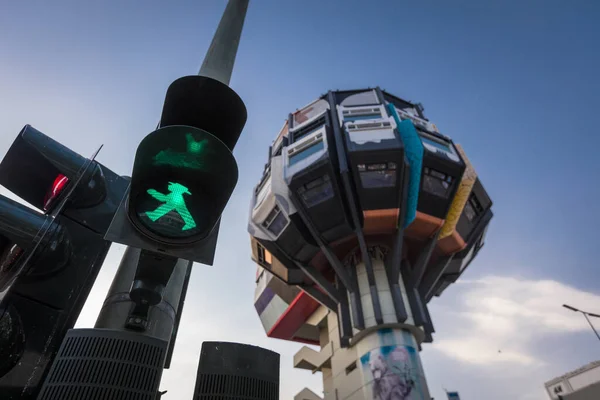 Berlijn Duitsland Augustus 2018 Bierpinselgebouw Steglitz Met Groen Ampelmann Verkeerslicht — Stockfoto