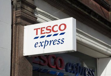 Tesco Express tabelası, İstasyon Rd, Nottingham, Nottinghamshire, İngiltere - 3 Nisan 2018