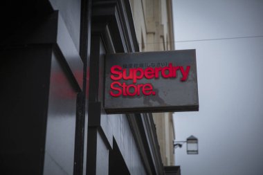 Bath, Somerset, İngiltere, 22 Şubat 2019, Superdry Store Dükkanı için Dükkan Tabelası