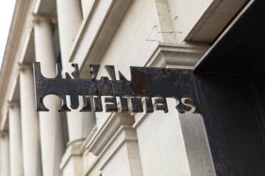 Bath, Somerset, İngiltere, 22 Şubat 2019, Urban Outfitters için Dükkan Tabelası