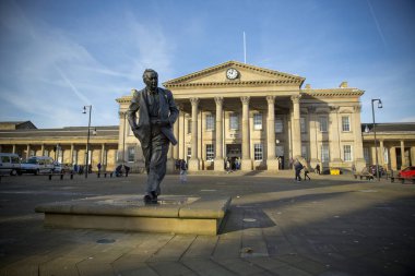 Eski Başbakan ve Açık Üniversite 'nin kurucusu Harold Wilson' ın heykeli. 13 Kasım 2013 'te doğduğu kasaba olan Huddersfield Tren İstasyonu' nun dışında yer alan İşçi Partisi Politikacısı