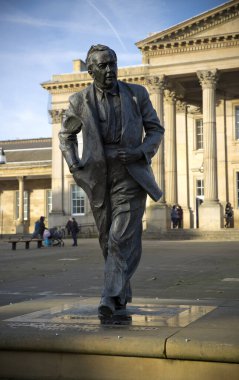 Eski Başbakan ve Açık Üniversite 'nin kurucusu Harold Wilson' ın heykeli. 13 Kasım 2013 'te doğduğu kasaba olan Huddersfield Tren İstasyonu' nun dışında yer alan İşçi Partisi Politikacısı