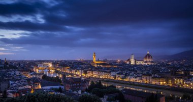Floransa 'nın gün batımında Arno Nehri, Ponte Vecchio, Palazzo Vecchio ve Duomo - Floransa, Toskana, İtalya - 24 Mayıs 2016