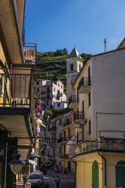 La Spezia, Liguria, İtalya 'da bulunan Manarola Cinque Terre köyündeki evlerin manzarası - 16 Mayıs 2016